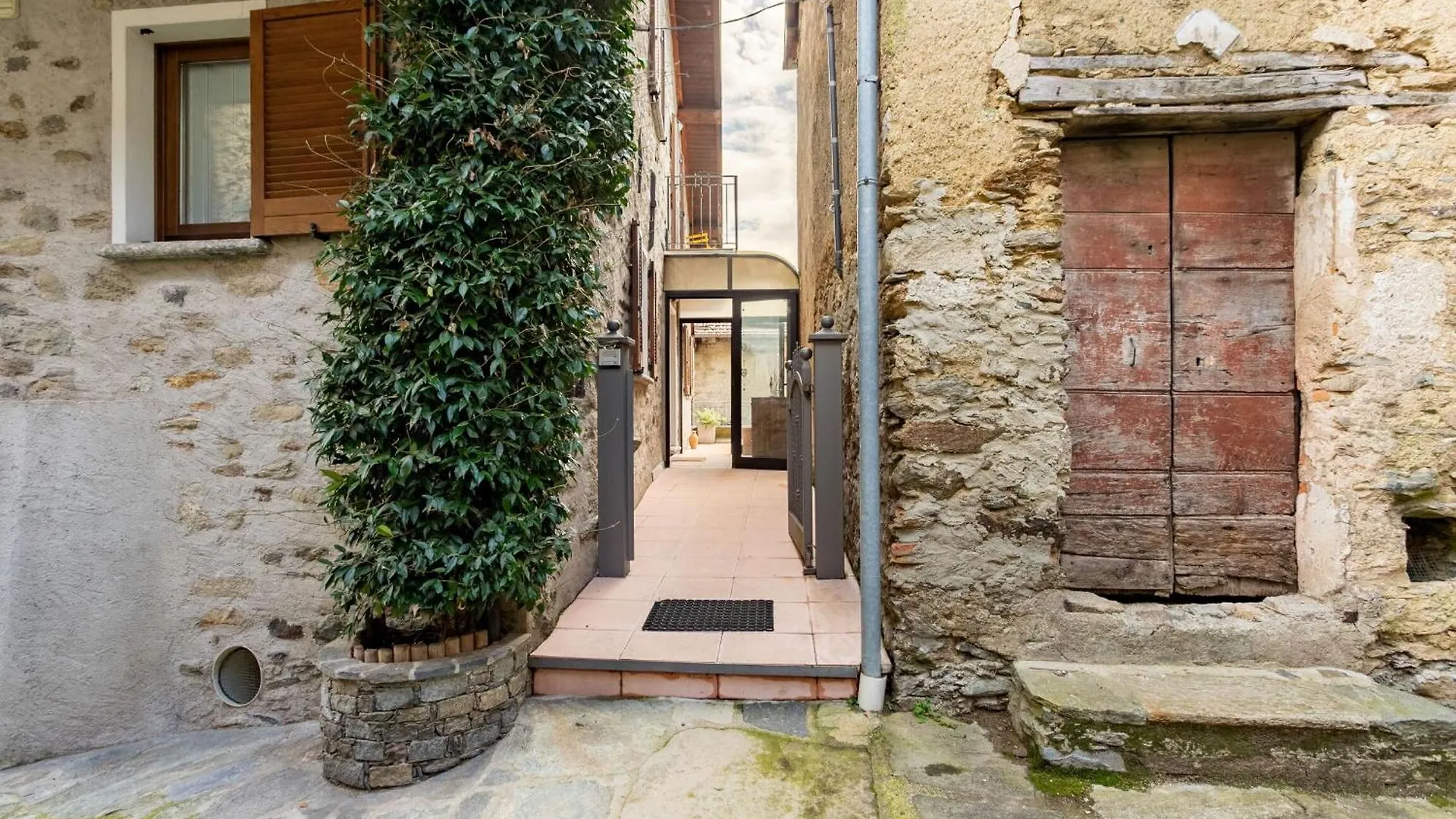 Gelsomino Stone House By Halldis Stazzona Apartment